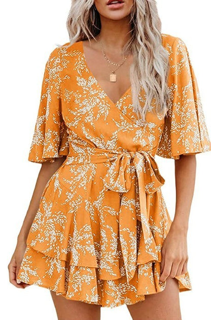 Robe plissée florale à col en V, manches évasées et ceinture à la taille