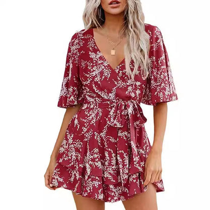 Robe plissée florale à col en V, manches évasées et ceinture à la taille